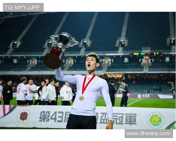 足球球星偷笑瞬间背后隐藏的故事与他在赛场上不为人知的心态揭秘