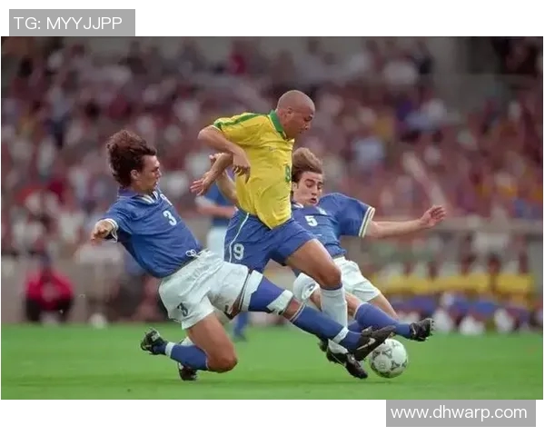 足球巨星脚步轻盈踏雪前行 展现寒冬中的非凡魅力与力量